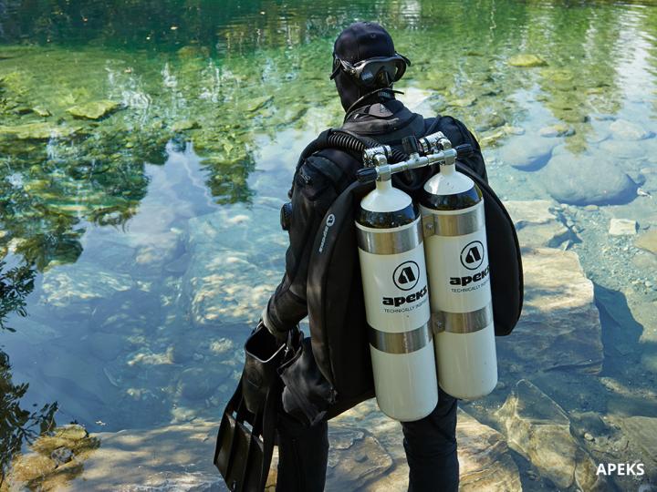 Tec diver with twin tanks